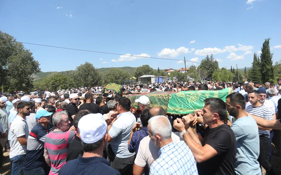 Kütahya'da trafik kazasında ölen çiftin cenazeleri defnedildi