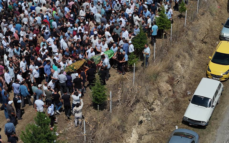 Kütahya'da trafik kazasında ölen çiftin cenazeleri defnedildi