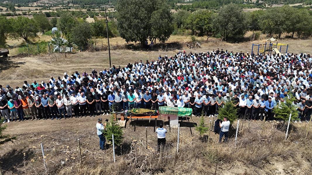 Kütahya'da trafik kazasında ölen çiftin cenazeleri defnedildi