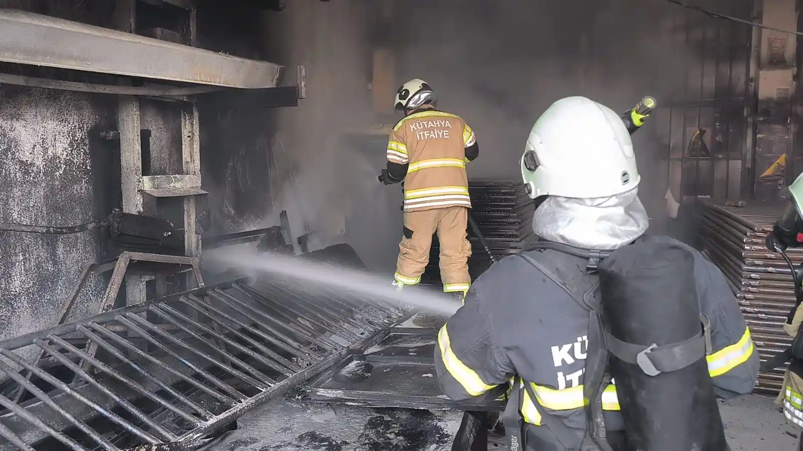 Kütahya'da sanayi sitesinde korkutan yangın