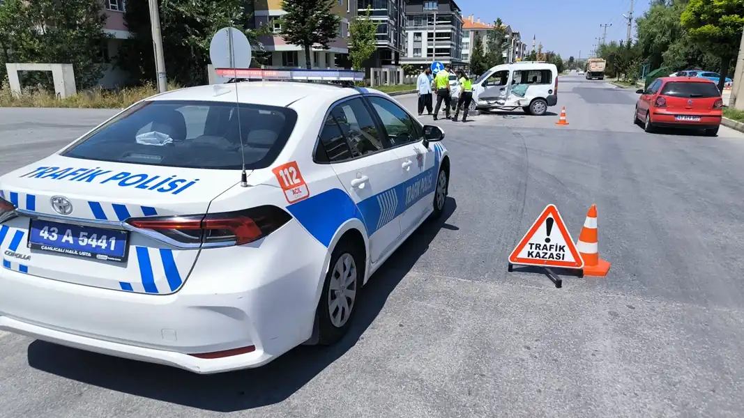 Kütahya'da ambulans ile hafif ticari araç çarpıştı, 1 yaralı