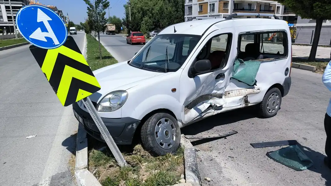 Kütahya'da ambulans ile hafif ticari araç çarpıştı, 1 yaralı