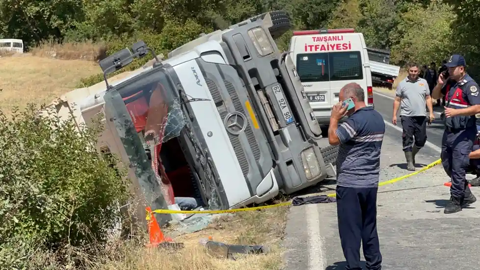 Kütahya'da devrilen kamyonun sürücüsü öldü