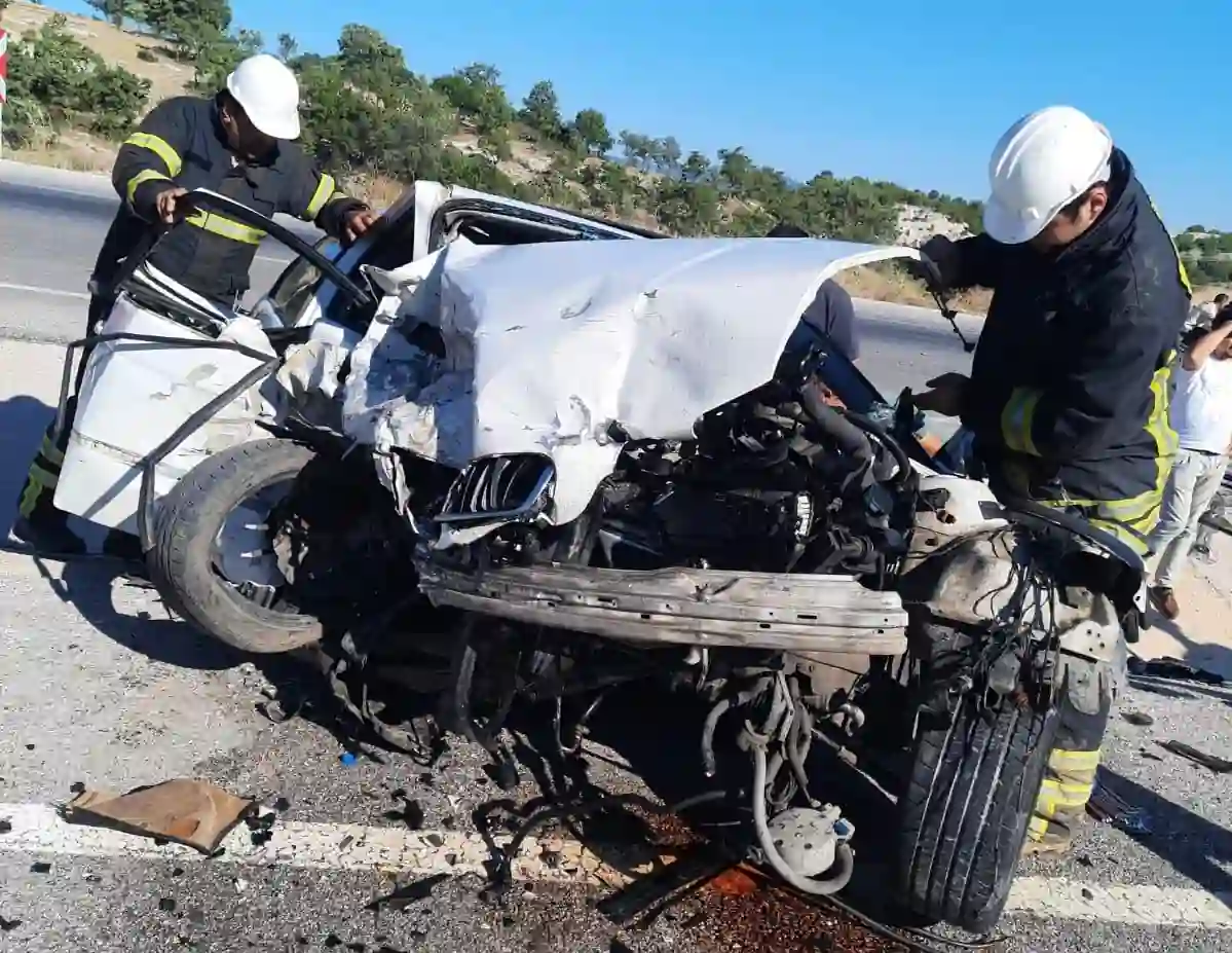 Kütahya'da iki otomobil çarpıştı, yaralılar var