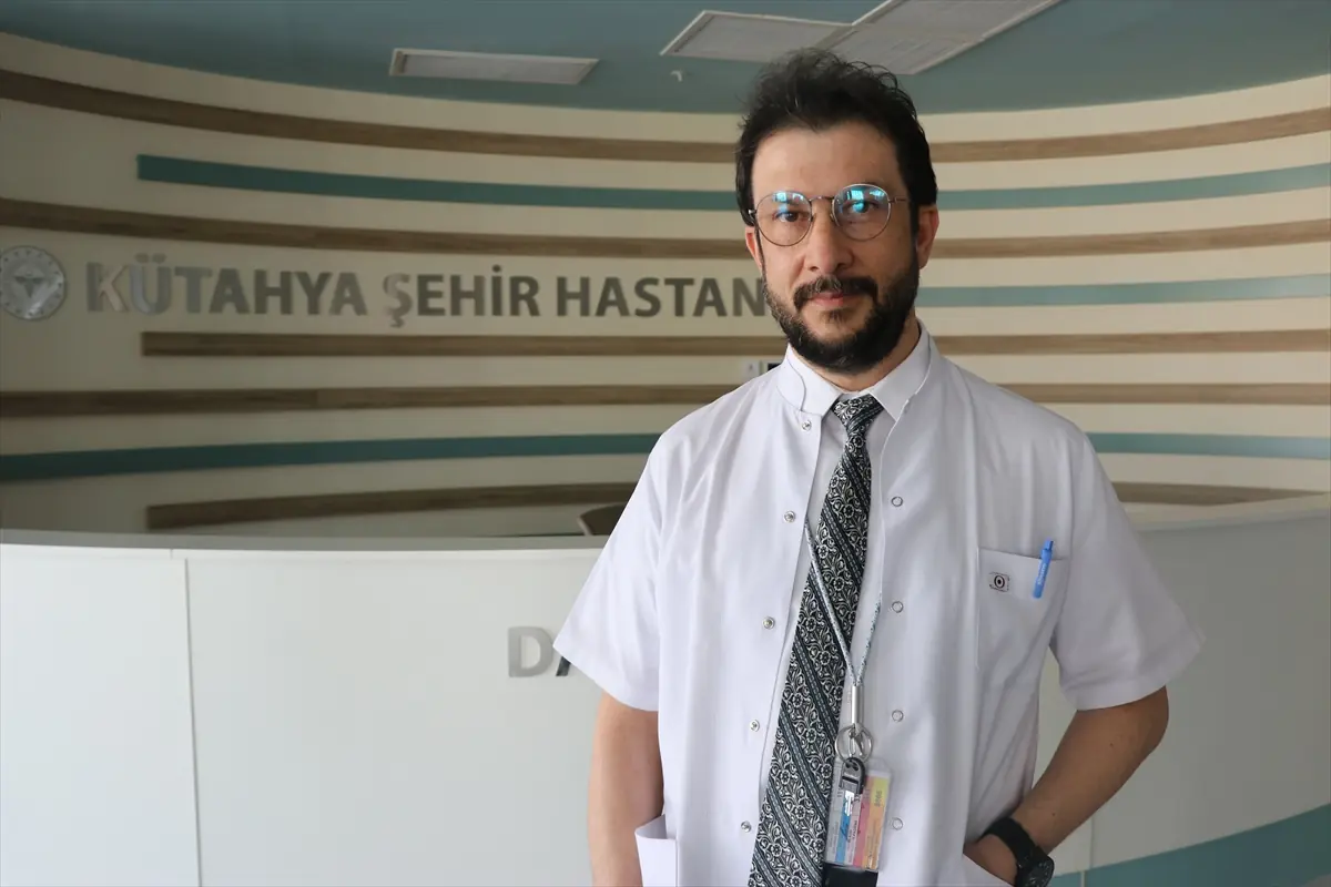 Kütahya'da ileri yaştakiler halı sahada maç yaparken dikkat