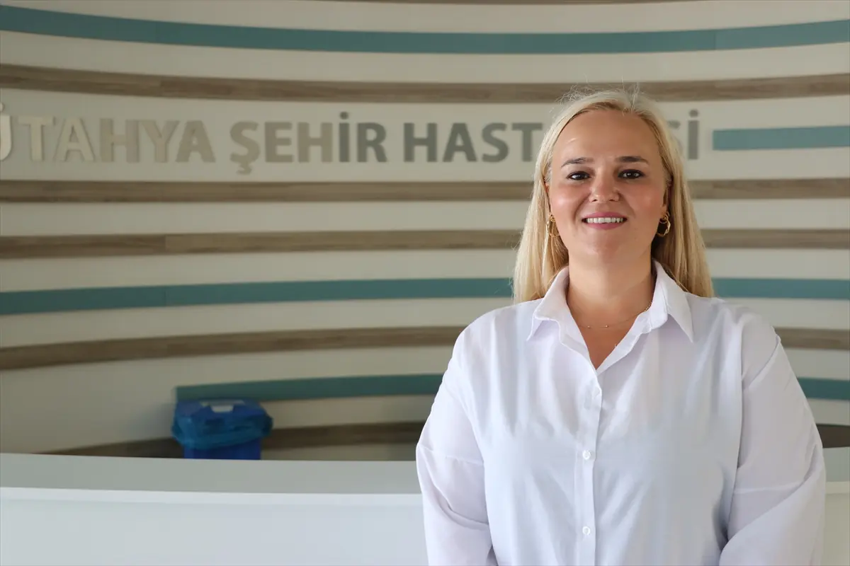 Kütahya'da ileri yaştakiler halı sahada maç yaparken dikkat