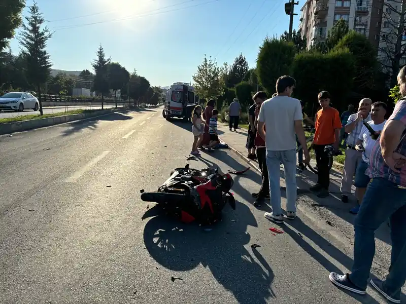 Kütahya’da motosiklet hareket halindeki araca çarptı