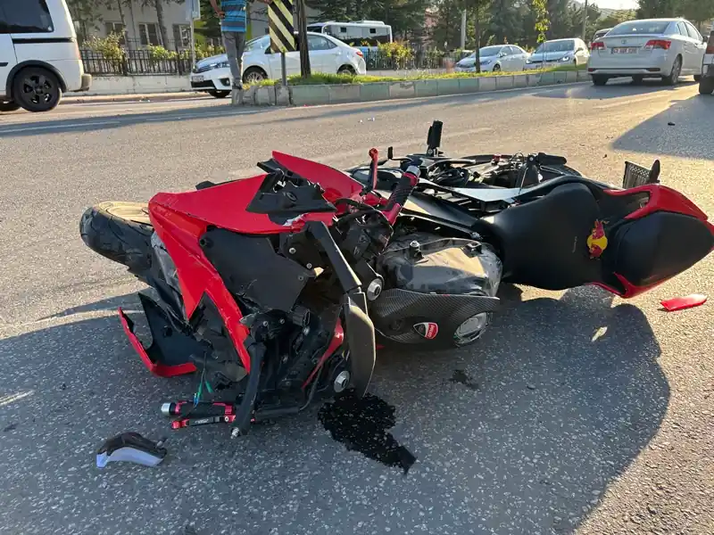 Kütahya’da motosiklet hareket halindeki araca çarptı