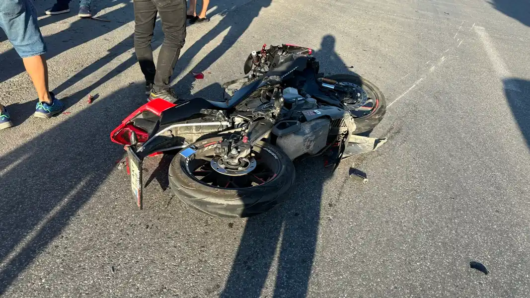 Kütahya’da motosiklet hareket halindeki araca çarptı