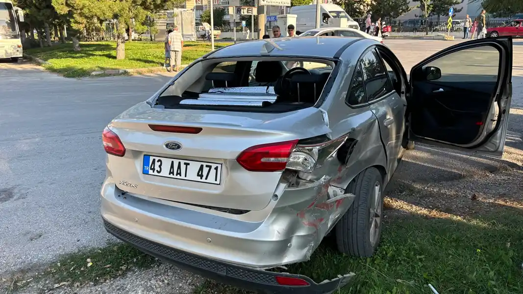 Kütahya’da motosiklet hareket halindeki araca çarptı