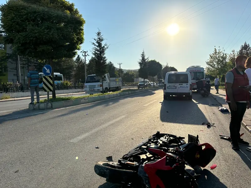 Kütahya’da motosiklet hareket halindeki araca çarptı