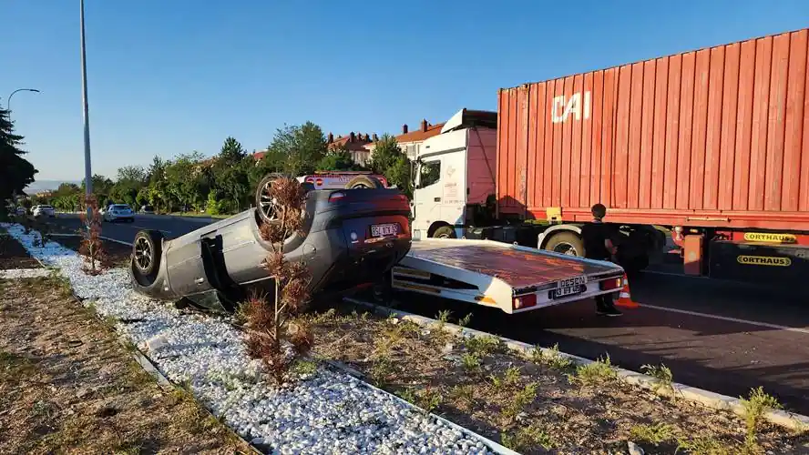 Kütahya’da tır otomobile arkadan çarptı yaralılar, var
