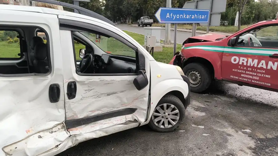 Kütahya’da yangına giden orman aracı kaza yaptı