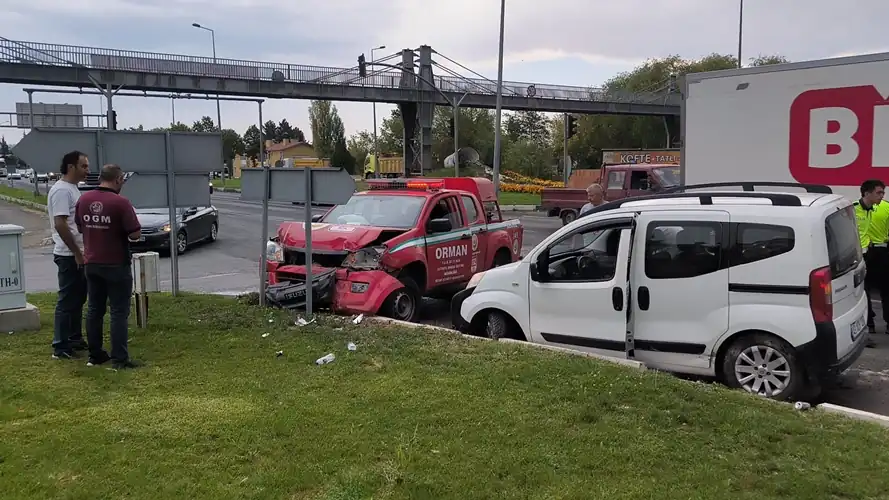 Kütahya’da yangına giden orman aracı kaza yaptı