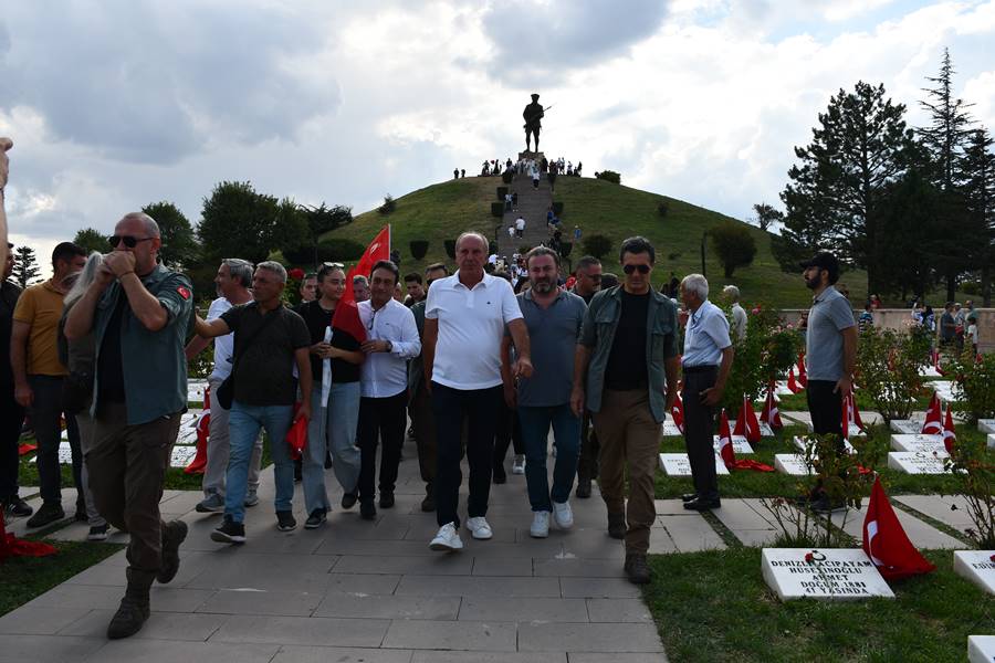 Memleket Partisi Lideri İnce, Dumlupınar Şehitliği'ni ziyaret etti