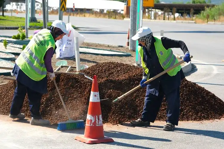 Tavşanlıda Tunçbilek kavşağı rengârenk (1)