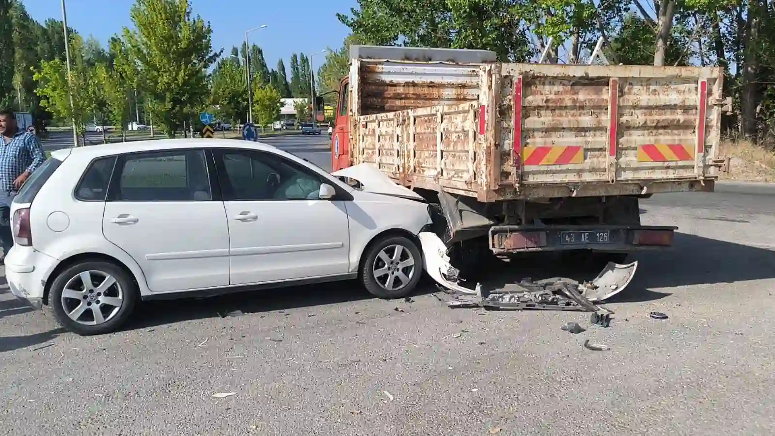 Kütahya’da otomobil kamyonete çarptı, 1 yaralı 