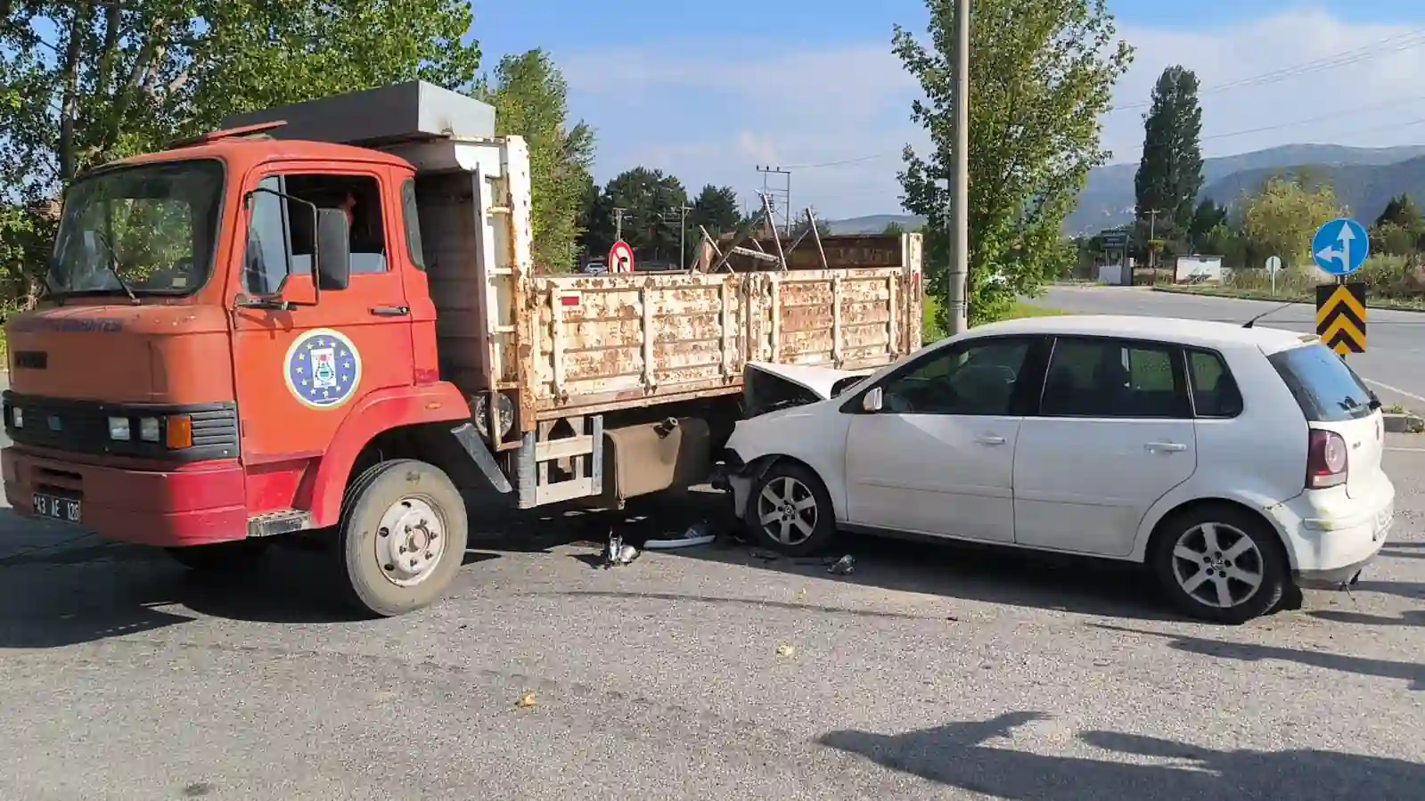 Kütahya’da otomobil kamyonete çarptı, 1 yaralı 