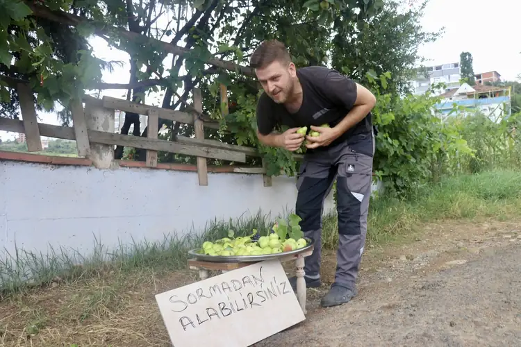 Yetiştirdiği ürünleri ücretsiz ikram ediyor 