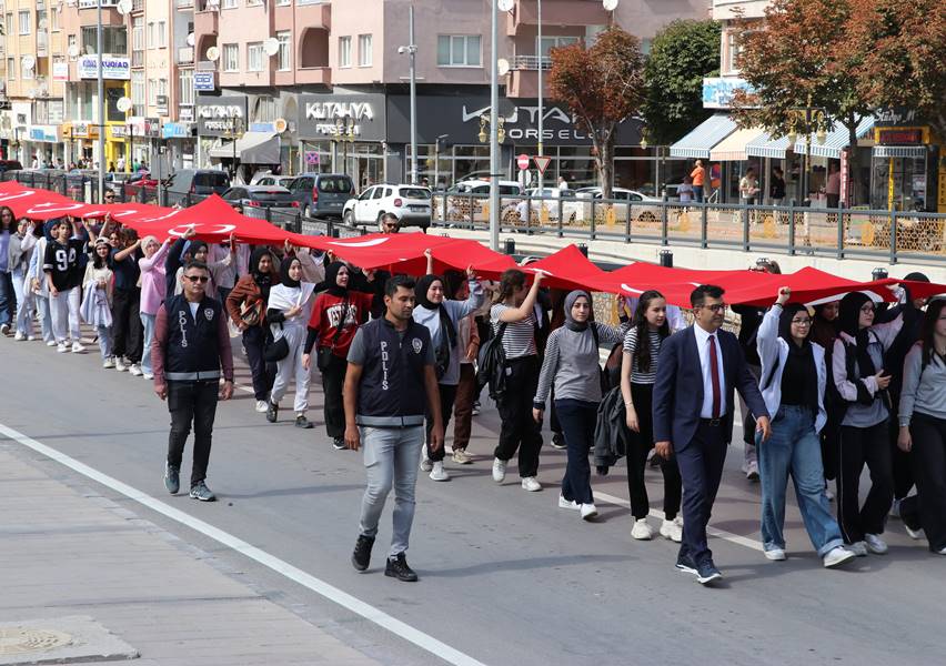 Cevdet Yılmaz, Kütahya’da Menderes’i anma kortejine katıldı</p>
<p>