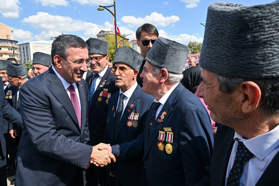 Cevdet Yılmaz, Kütahya’da Menderes’i anma kortejine katıldı</p>
<p>