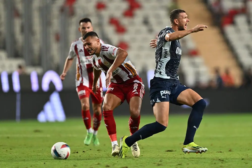 Fenerbahçe, Antalyaspor'u 2-0'lık skorla geçti