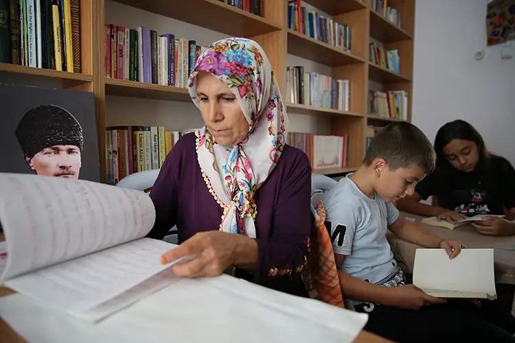 İmkansızlıklar nedeniyle okuyamadı, mahallesine kütüphane kurdu