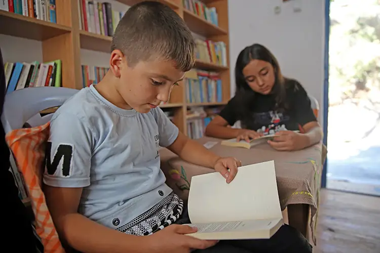 İmkansızlıklar nedeniyle okuyamadı, mahallesine kütüphane kurdu