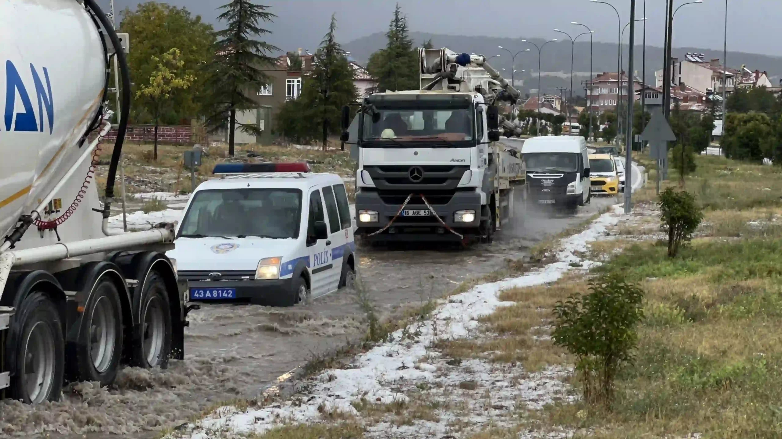 Kütahya Domaniç'te dolu ve sağanak hayatı felç etti