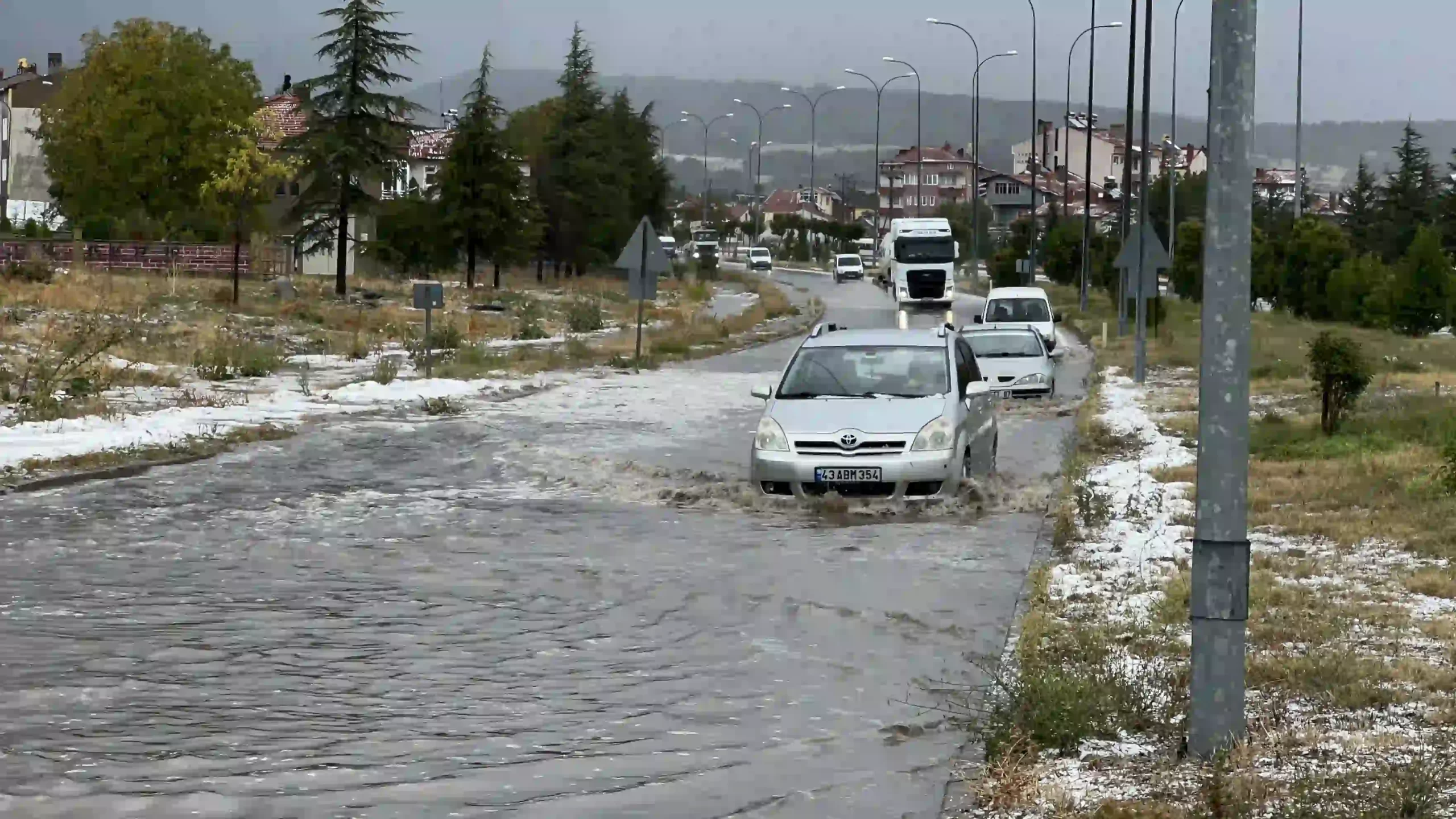 Kütahya Domaniç'te dolu ve sağanak hayatı felç etti