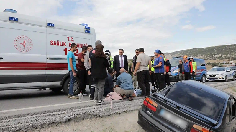 Kütahya Valisi Işın, kazazede ile ilgilendi