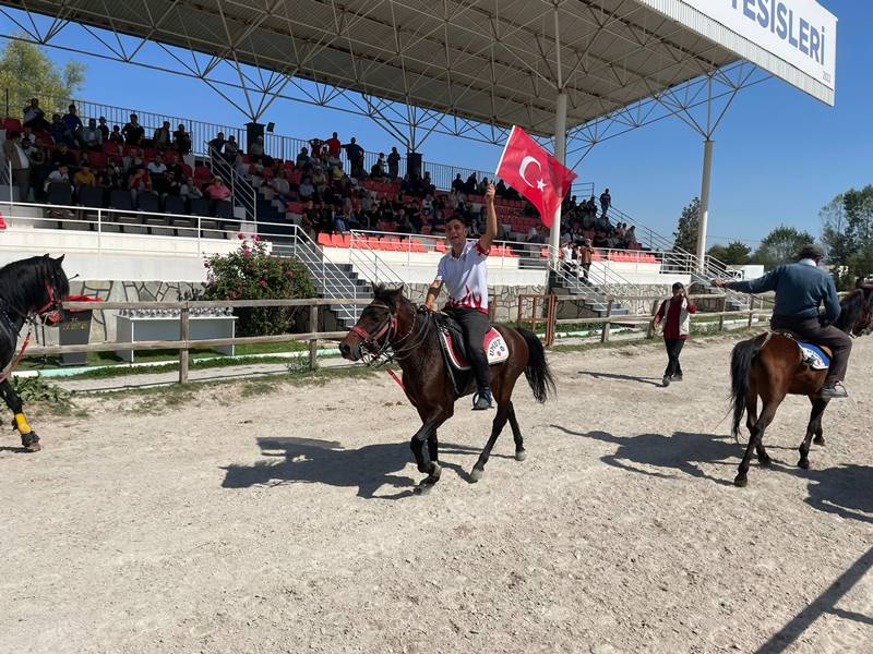 Kütahya’da 14 ilden rahvan atlar yarıştı, dostluk kazandı