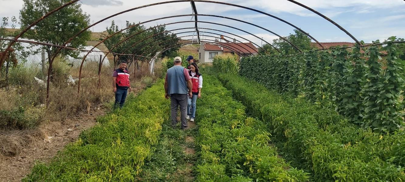 Kütahya’da seyir halindeki otomobil yandı</p>

<p>Kütahya’da seyir halindeki otomobil yanarak kullanılamaz hale geldi.</p>

<p>Yunus Emre Mahallesi’nde hareket halindeki 43 AEL 155 plakalı otomobilin motor kısmında yangın çıktı.</p>

<p>Aracın ön kısmından dumanlar yükseldiğini gören araç şoförü durumu itfaiyeye bildirdi.</p>

<p>İhbar üzerine olay yerine itfaiye ekipleri sevk edildi.</p>

<p>YANGINA İLK MÜDAHALEYİ BELEDİYE EKİPLERİ YAPTI</p>

<p>Yangının çıkmaya başladığı anlarda olay yerinden geçen Kütahya Belediyesi Su ve Kanalizasyon İşleri Müdürlüğü’ne ait vidanjör araç ilk müdahaleyi yaptı.</p>

<p>“YANGIN BENZİN HORTUMUNDAN ÇIKMIŞ”</p><div data-pagespeed=