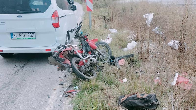 Kütahya'da hafif ticari araç motosiklete çarptı, sürücü ağır yaralı