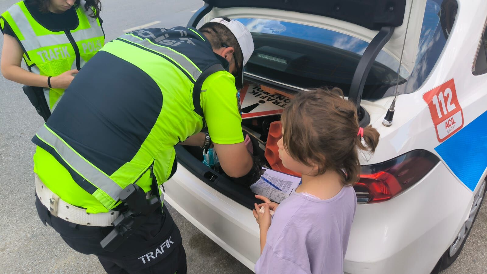 Kütahya’da küçük kız ile polisin gülümseten diyaloğu