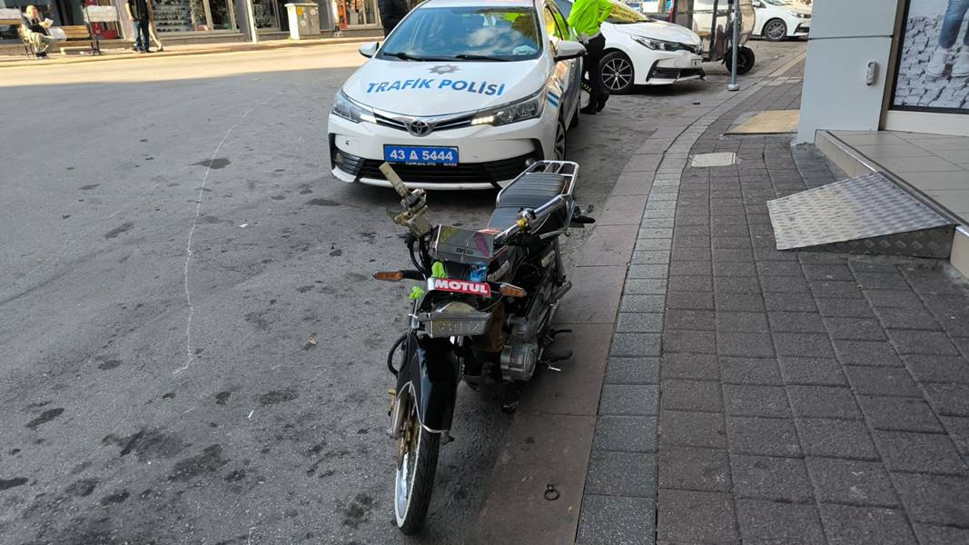 Kütahya’da motosiklet ile otomobil kafa kafaya çarpıştı