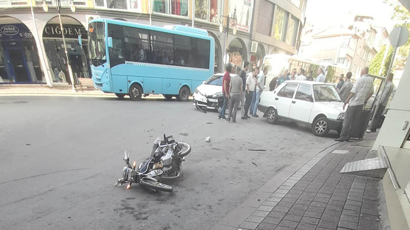 Kütahya’da motosiklet ile otomobil kafa kafaya çarpıştı