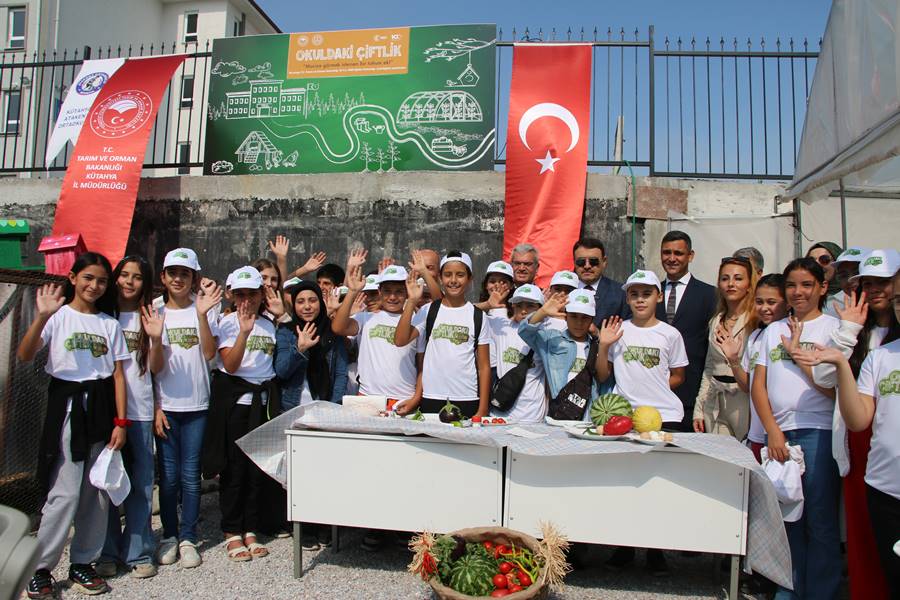 Kütahya’da öğrenciler önce ekti şimdi de hasat yaptı