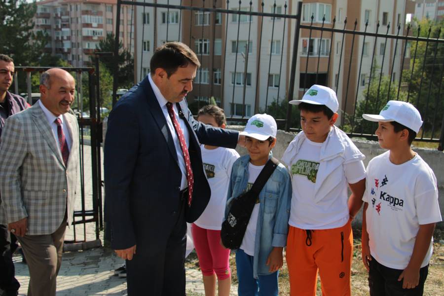 Kütahya’da öğrenciler önce ekti şimdi de hasat yaptı