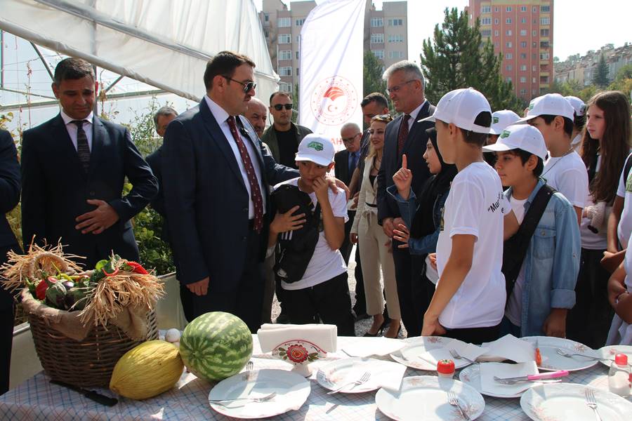 Kütahya’da öğrenciler önce ekti şimdi de hasat yaptı