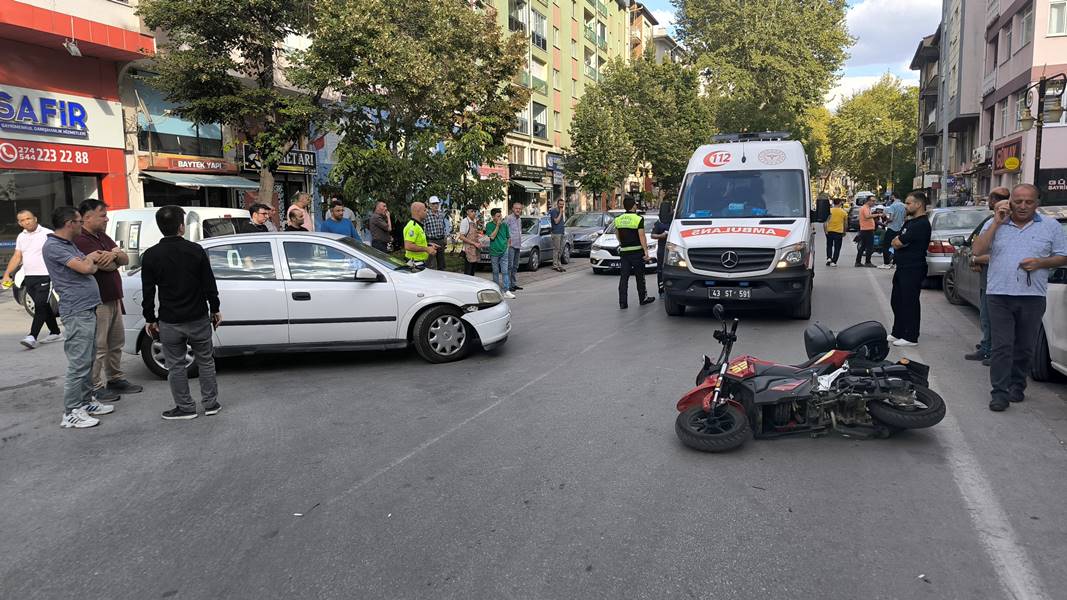 Kütahya’da otomobil motosiklete çarptı