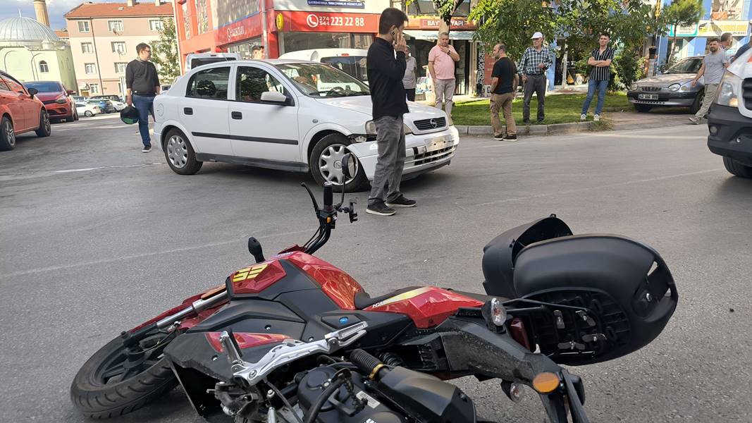 Kütahya’da otomobil motosiklete çarptı