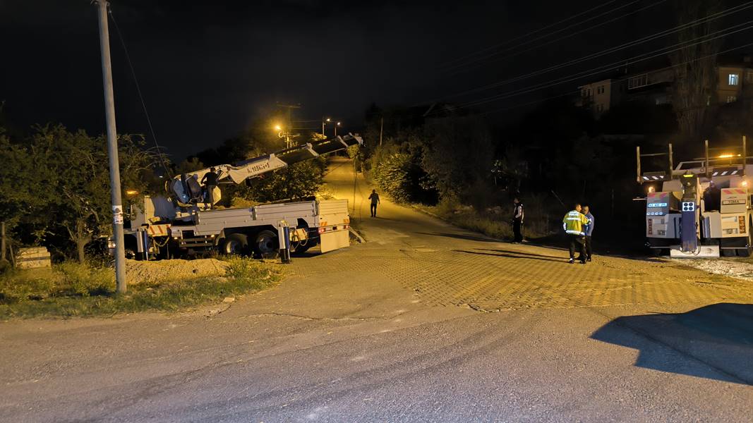 Kütahya'da saman yüklü kamyon devrildi, 3 yaralı