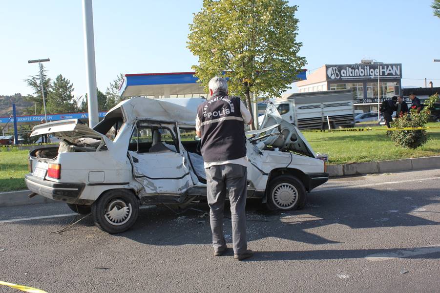 Kütahya'da servis otobüsü otomobile çarptı, 1 ölü