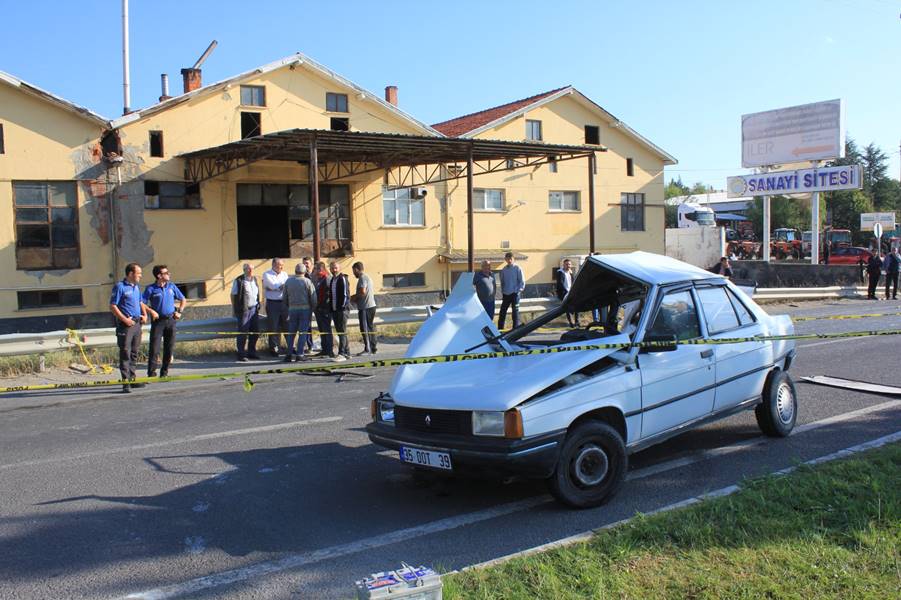 Kütahya'da servis otobüsü otomobile çarptı, 1 ölü