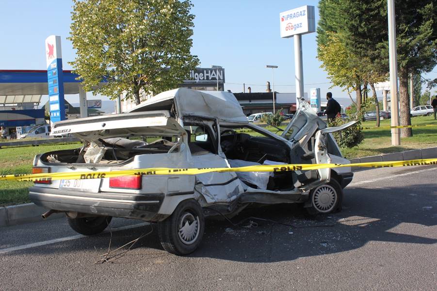 Kütahya'da servis otobüsü otomobile çarptı, 1 ölü