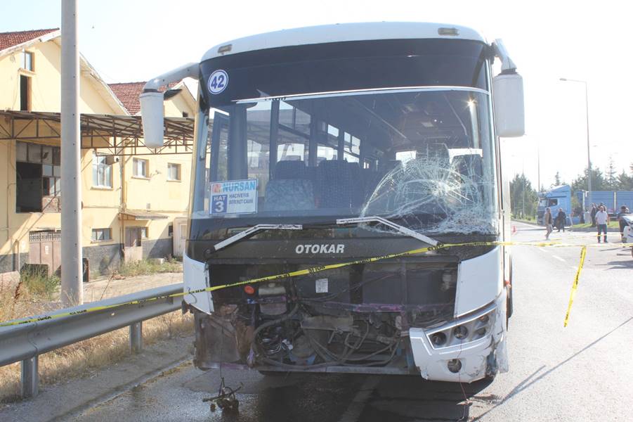 Kütahya'da servis otobüsü otomobile çarptı, 1 ölü