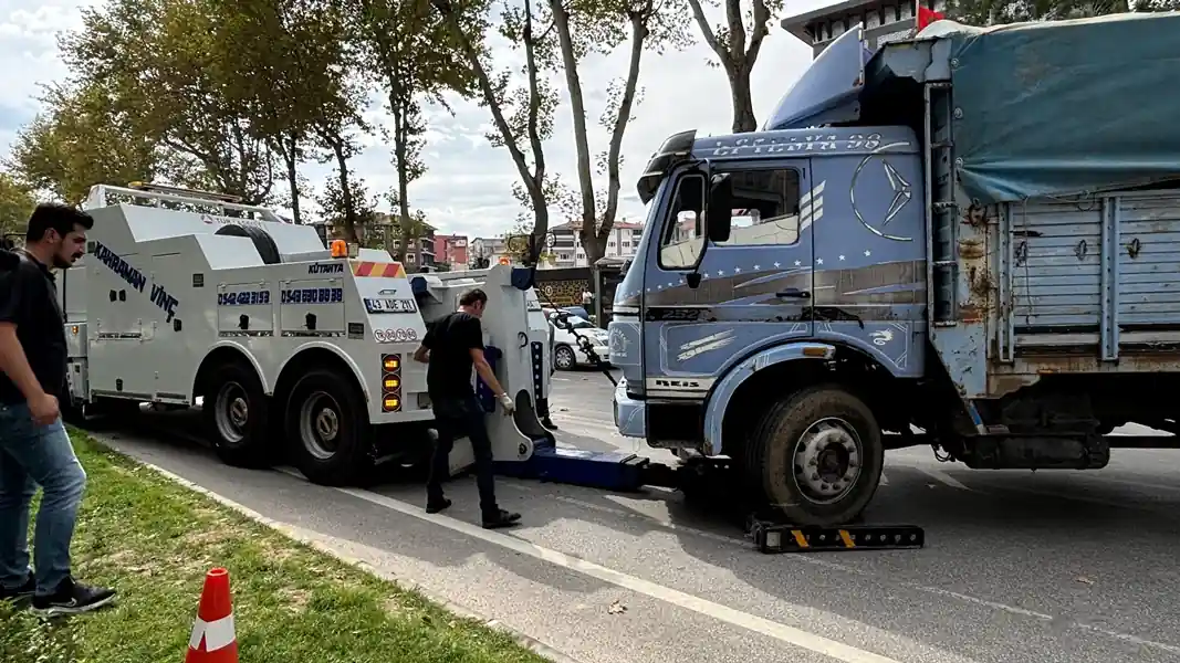 Kütahya’da Afyonkarahisarlı patatesçi kamyonla yolu kapatarak eylem yaptı