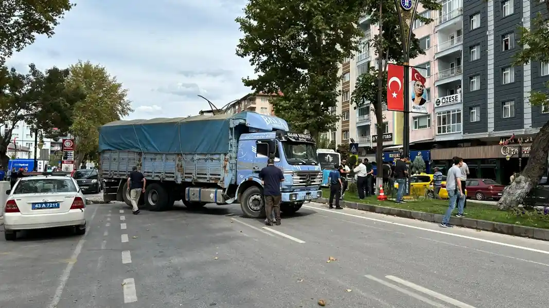 Kütahya’da Afyonkarahisarlı patatesçi kamyonla yolu kapatarak eylem yaptı