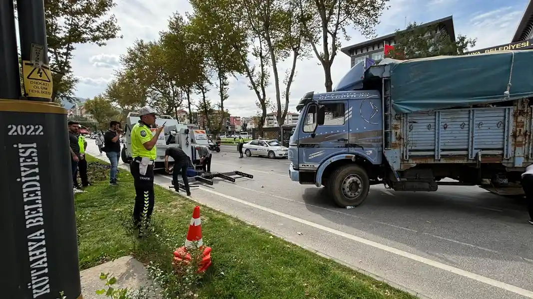 Kütahya’da Afyonkarahisarlı patatesçi kamyonla yolu kapatarak eylem yaptı